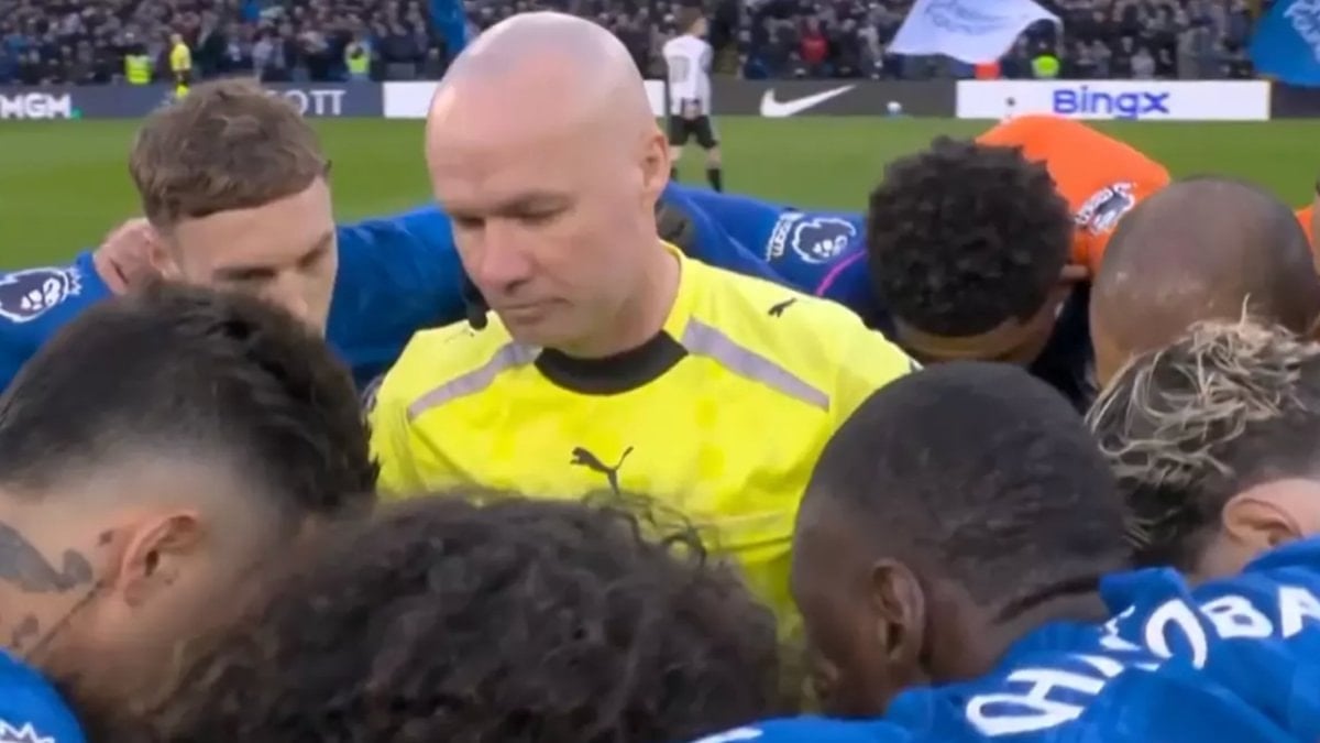 Premier Lig’de tartışılan görüntü: Hakem takım toplantısının ortasında kaldı