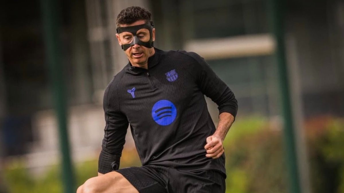 Robert Lewandowski antrenmana maskeyle çıktı