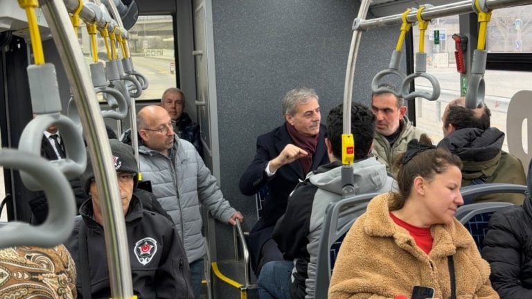 Sakarya halkı metrobüsten memnun: Belediye Başkanı yolcularla seyahat etti