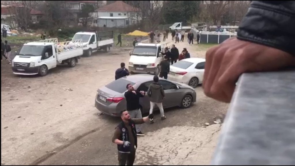 Sakarya’da 9 yıl 4 ay hüküm giymiş firarinin polise direndiği an kamerada