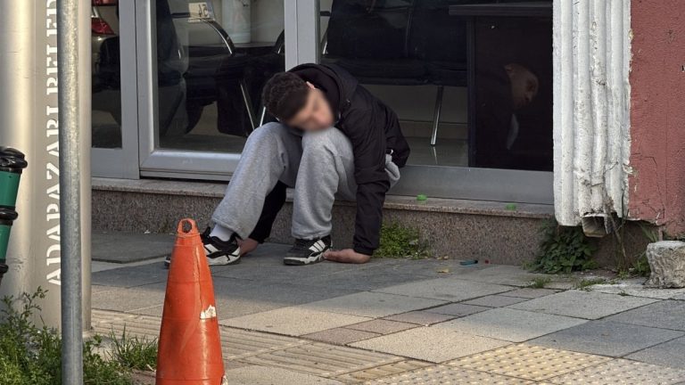 Sakarya’da madde etkisindeki genç kendinden geçti, ambulansı görünce kaçtı