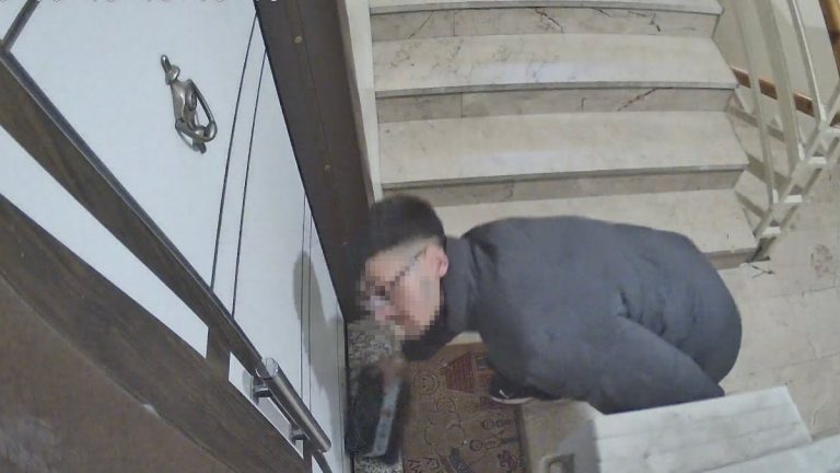 Sakarya’da Ramazan davulcusu gibi para topladı, kargoyu çalmaya kalktı