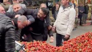 Sakarya’da seyyar satıcı, zabıtaya saldırdı