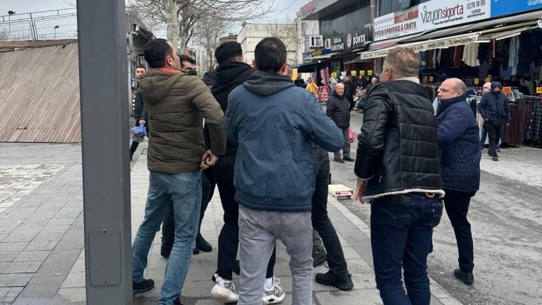 Sakarya’da seyyar satıcılar ile zabıta ekipleri birbirine girdi: 2 tutuklama