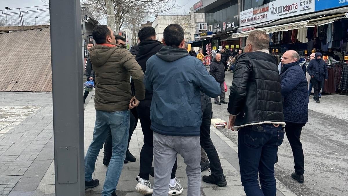 Sakarya’da seyyar satıcılar ile zabıta ekipleri birbirine girdi: 2 tutuklama