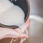 Saksılara “pirinç suyu” döken kurtarıyor; İşte faydası…