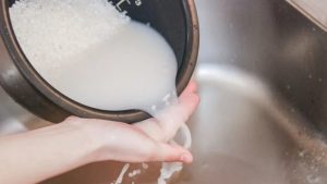 Saksılara “pirinç suyu” döken kurtarıyor; İşte faydası…