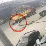 Samsun’da motosikletli, son anda tırın altından kurtuldu