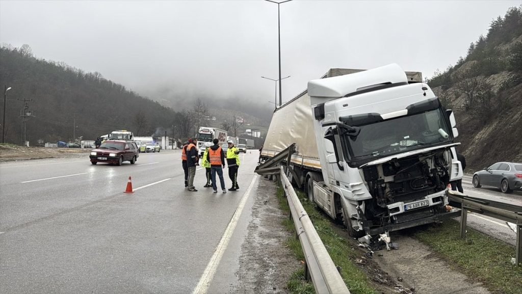 Samsun’da sürücüsüz hareket eden tır, refüje çıktı