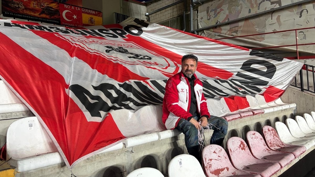 Samsunspor taraftarı, yaptırdığı bayrakla tüm Avrupa deplasmanlarına gitti