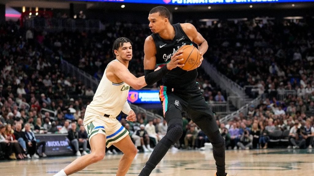San Antonio Spurs, Milwaukee Bucks’ı yenerek üst üste 8. galibiyetini aldı