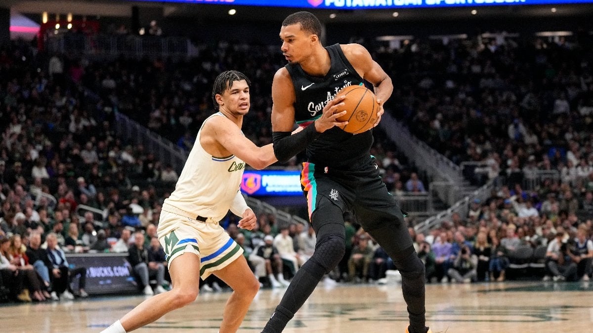 San Antonio Spurs, Milwaukee Bucks’ı yenerek üst üste 8. galibiyetini aldı