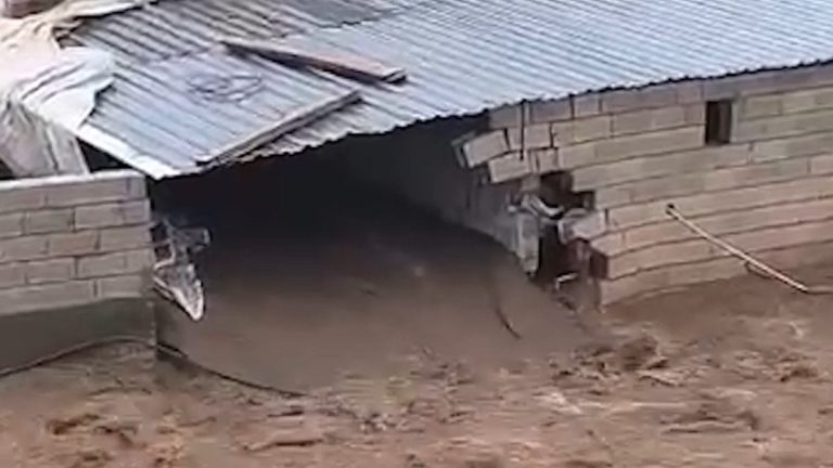 Şanlıurfa ve Diyarbakır’da sağanak yağış nedeniyle taşkınlar meydana geldi