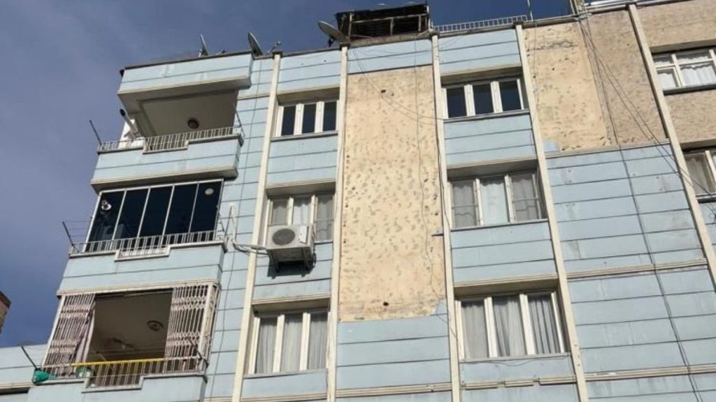 Şanlıurfa’da bina faciası: Dökülen beton parçaları yaya kafasına isabet etti