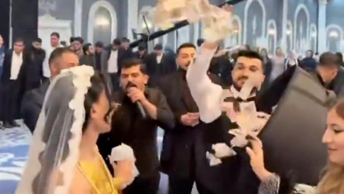 Şanlıurfa’da bir düğünde ortaya saçılan paralar gündem oldu: O anlar kamerada