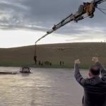 Şanlıurfa’da derede mahsur kalan traktörün sürücüsü vinçle çıkarıldı