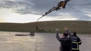 Şanlıurfa’da derede mahsur kalan traktörün sürücüsü vinçle çıkarıldı