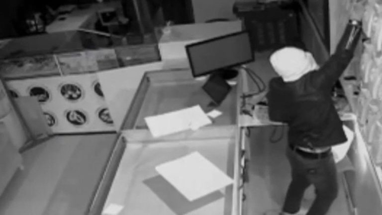 Şanlıurfa’da kuyumcu dükkanına giren hırsız, jandarmanın kararlı çalışmasıyla yakalandı