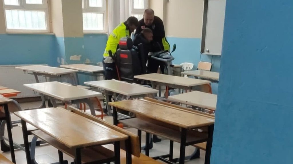 Şanlıurfa’da polis memuru geç kalmak üzere olan engelli vatandaşı kucağında taşıdı