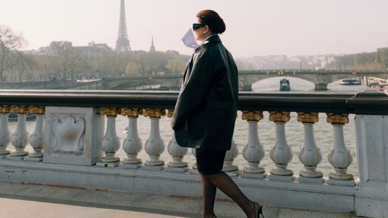 Sibel Can Paris’te! Kareleri beğeni topladı