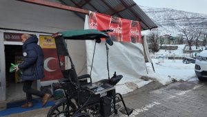 Şırnak’ta bir baba engelli çocuğu için akülü sandalyeyi arabaya dönüştürdü