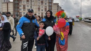 Şırnak’ta Nevruz coşkusu: Polis çocuklara pamuk şeker ve balon dağıttı