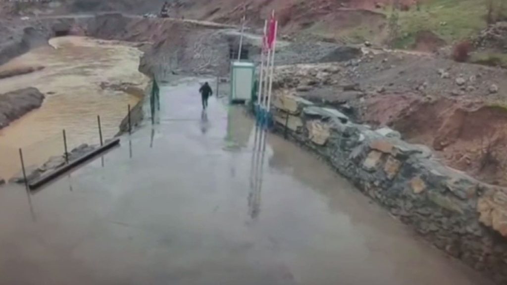 Şırnak’ta sel: Güvenlik görevlisi son anda kurtuldu