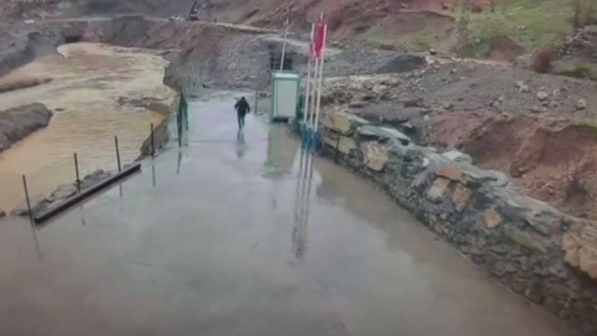 Şırnak’ta sel: Güvenlik görevlisi son anda kurtuldu