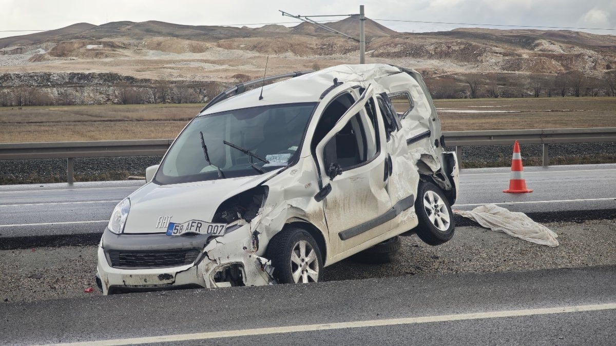 Sivas’ta emniyet kemeri takmayan sürücü, kazada araçtan fırladı