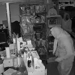 Sivas’ta kadın kılığına girip, sigara çaldılar