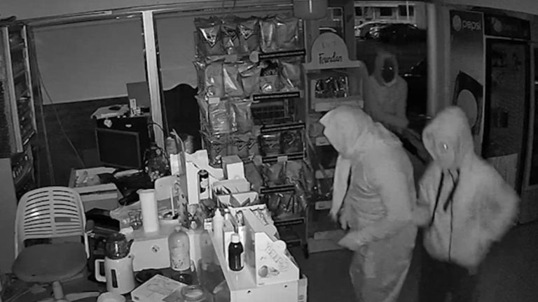 Sivas’ta kadın kılığına girip, sigara çaldılar