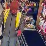 Sivas’ta markete girerken kirli ayakkabılarını çıkarttı