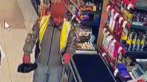 Sivas’ta markete girerken kirli ayakkabılarını çıkarttı