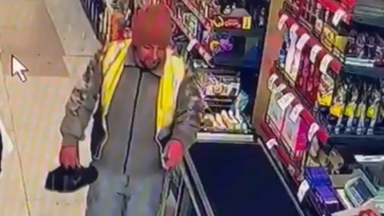 Sivas’ta markete girerken kirli ayakkabılarını çıkarttı