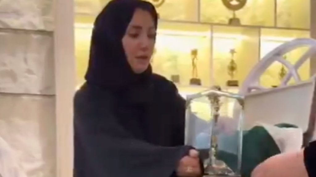 Sosyal medya fenomeni Aleyna Dalveren, iftar yemeğine Sakal-ı Şerif’i getirdi