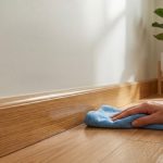 Süpürgelikler haftalarca tertemiz kalacak: İşte toz tutmayan yöntem