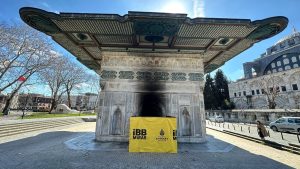 Tarihi Tophane Çeşmesi, yakılarak tahrip edildi