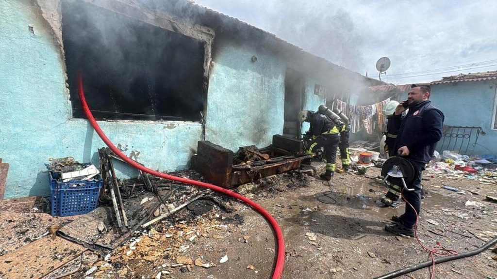 Tekirdağ’da ev yangınını izlerken köpek saldırdı