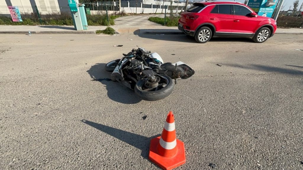 Tekirdağ’da okul servisine çarpmamak isterken motosikletten savruldular
