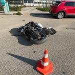 Tekirdağ’da okul servisine çarpmamak isterken motosikletten savruldular