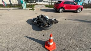 Tekirdağ’da okul servisine çarpmamak isterken motosikletten savruldular