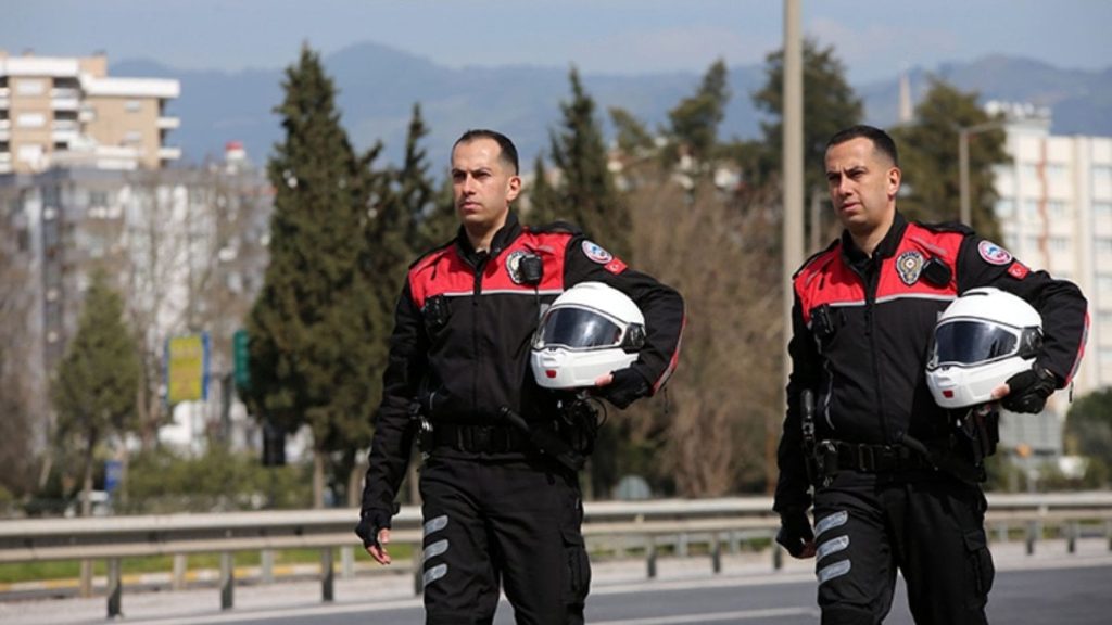 Telsiz sesleriyle büyüyen ikizler, polis babalarının izinde Aydın sokaklarında görevde