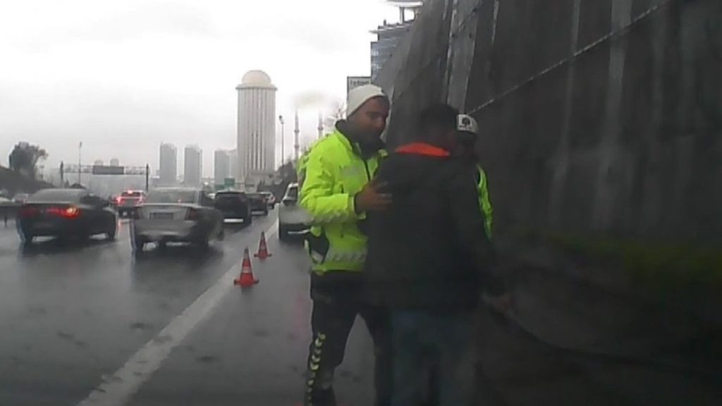 TEM Otoyolu’nda boğulma tehlikesi yaşayan sürücüyü kurtaran polis: Görevimizi yaptık