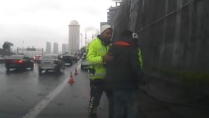 TEM Otoyolu’nda boğulma tehlikesi yaşayan sürücüyü kurtaran polis: Görevimizi yaptık