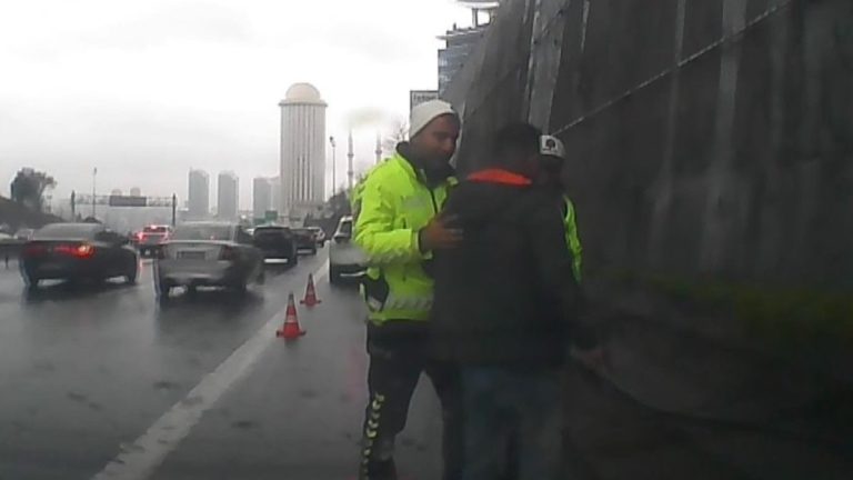 TEM Otoyolu’nda boğulma tehlikesi yaşayan sürücüyü kurtaran polis: Görevimizi yaptık