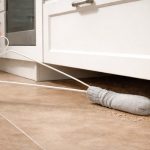 Temizlikte yeni taktik: Askıya çorap geçirin