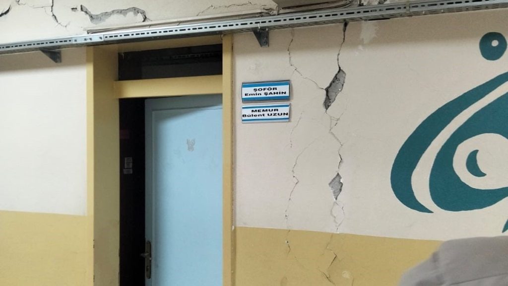 Tokat’ta deprem okulda hasara neden oldu