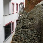 Trabzon’da istinat duvarı çöktü: 9 katlı binada hasar