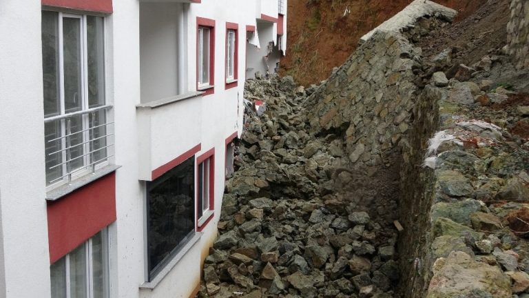 Trabzon’da istinat duvarı çöktü: 9 katlı binada hasar