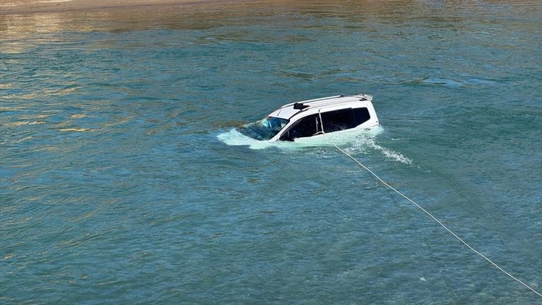 Tunceli’de otomobil, köprüden Munzur Çayı’na düştü